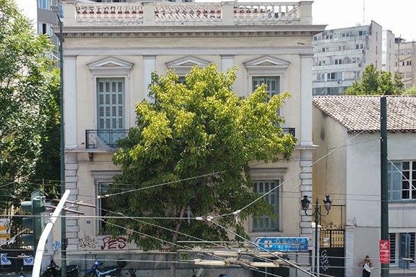 Εμβληματικό νεοκλασικό κτήριο  του εθνικού ευεργέτη Σπύρου Μαγγίνα επι της οδού Πειραιώς 33 