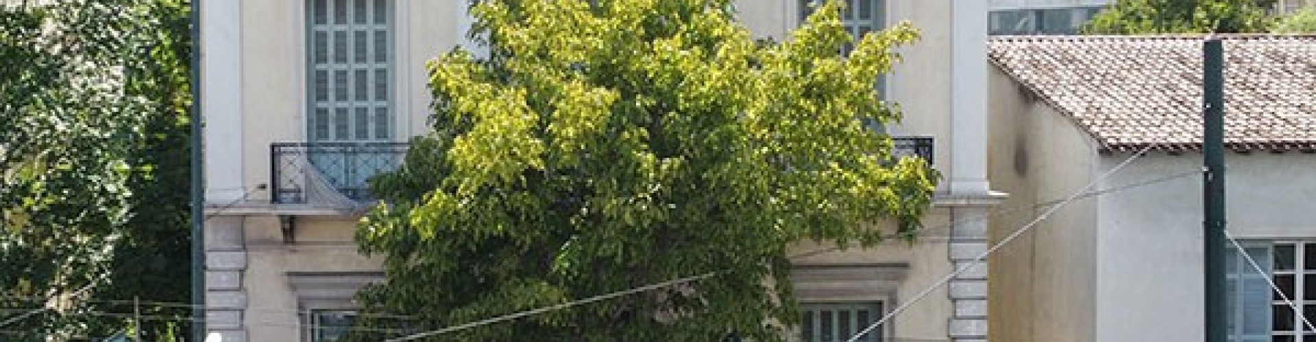 Εμβληματικό νεοκλασικό κτήριο  του εθνικού ευεργέτη Σπύρου Μαγγίνα επι της οδού Πειραιώς 33 